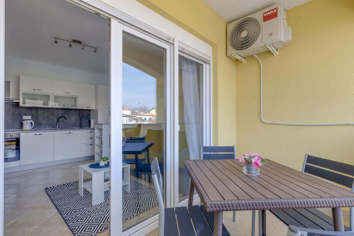 Apartments Rondine 1 Karigador Esterno foto