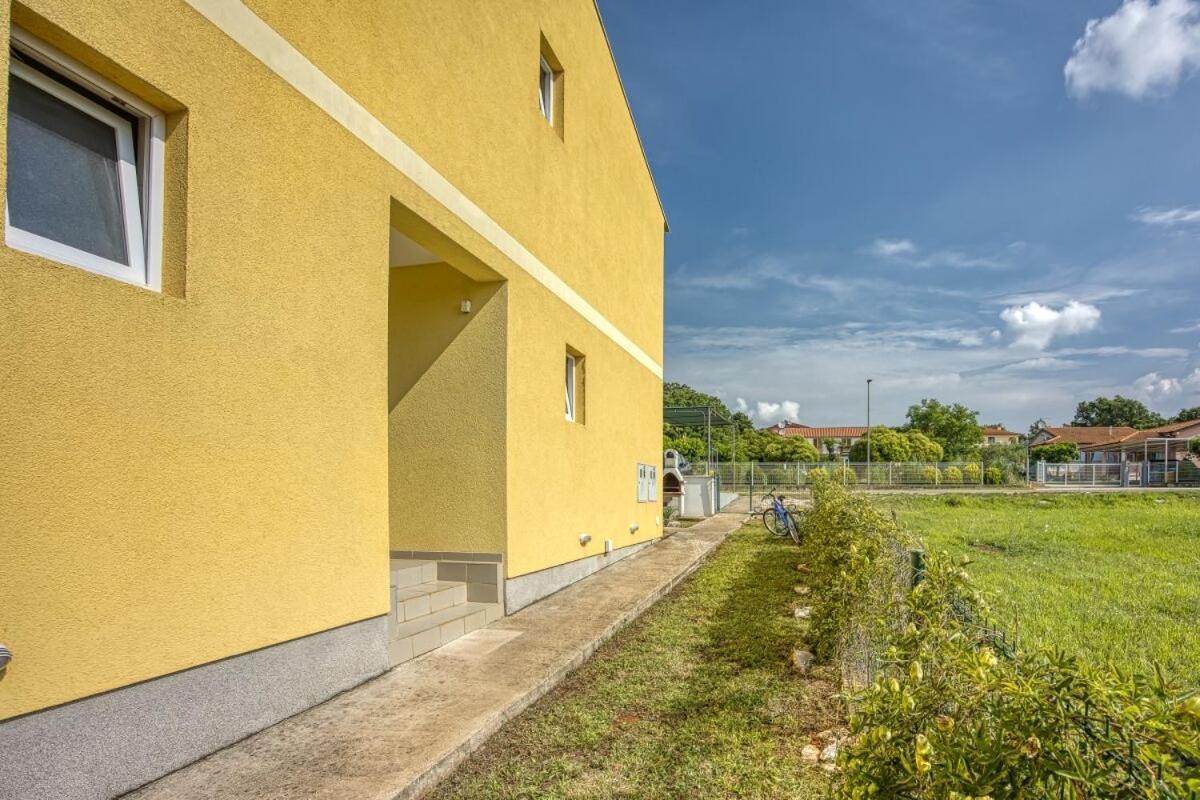 Apartments Rondine 1 Karigador Esterno foto